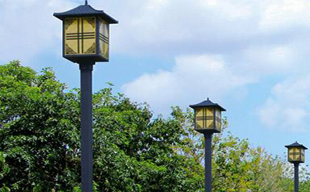 太阳能托克逊庭院灯怎么选亮度与续航更耐用